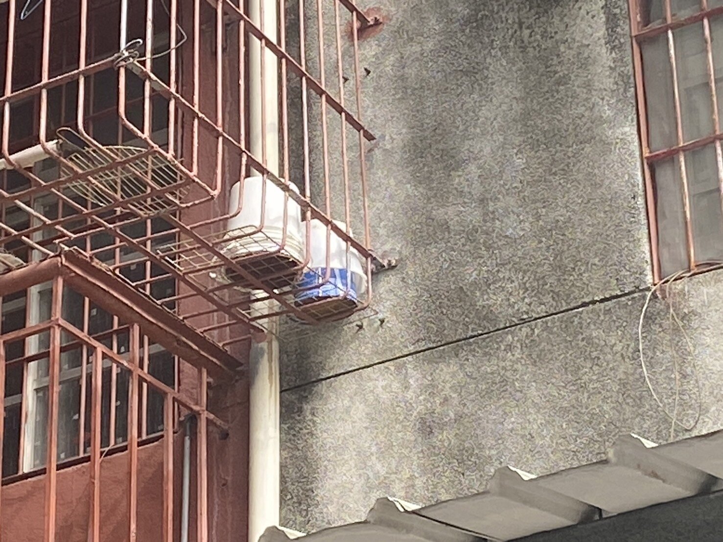 有鄰居則透露涉殺害分屍3名老婦的張介宗住家陽台原本是裸露的水泥,但過年前,張卻突然將陽台漆成朱紅色,現在發生殺人又分屍,陽台塗漆的舉動看來相當怪異;陽台欄杆上掛著刷子和油漆桶。記者石秀華/攝影