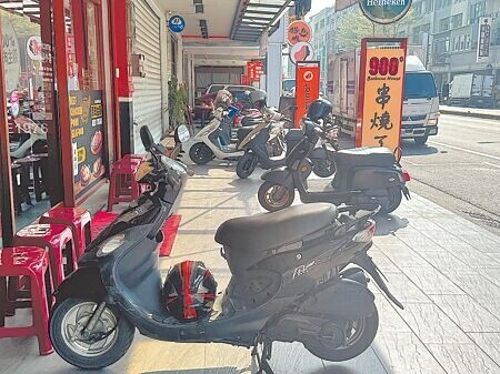 
全台逾1465萬輛機車，增設停車空間是當務之急。（曹婷婷攝）
