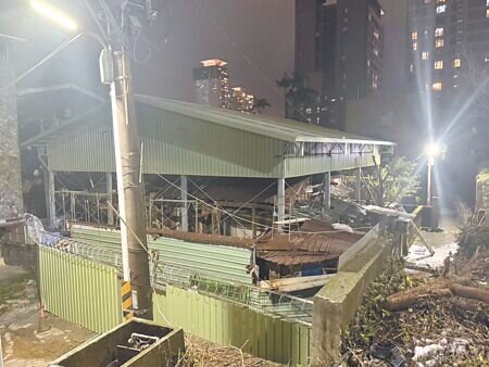 位在基隆市義七路的「基隆中學校官舍」為歷史建築,日前加固工程才告一段落,8日晚間卻傳出火警。(徐佑昇攝)