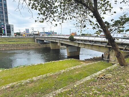 桃園市蘆竹區的南崁溪水岸自行車步道,每逢自行車要穿越時都要停下來按號誌鈕,也時常因車流量大造成行人安全疑慮,在民代爭取下將設河底橋下穿越道。(姜霏攝)