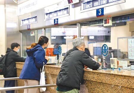 台灣2025年步入超高齡社會,使用敬老票的比例不斷攀升,讓交通運輸業者越來越吃不消。圖為民眾在台鐵售票櫃台購票。示意照,非新聞事件當事人。(劉宗龍攝)