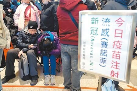 根據國際研究,感染流感後15天內,每10人就有至少1人可能會中風。圖為民眾9日等待接種疫苗。示意照,非新聞事件當事人。(黃世麒攝)