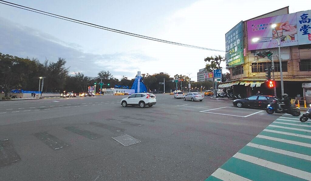 台中市議員陳俞融指出，西屯區台灣大道、東大路口原本為易肇事路口，市府斥資改善交通工程，但事故發生率反倒上升95％，質疑改善成效。（陳俞融提供／林欣儀台中傳真）