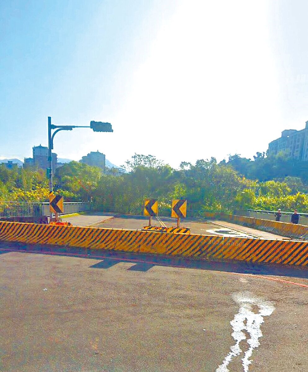 新北市淡水區新市一路1、2段之間尚未打通，目前用紐澤西護欄圍起。（淡水區崁頂里長吳庭岳提供／呂健豪新北傳真）