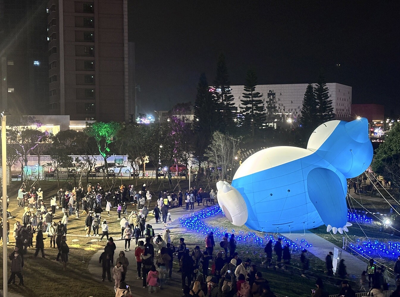 2025台灣燈會A19站光臨千塘國燈區的12公尺巨型卡比獸，吸引寶友和小朋友接近參訪人潮最多。記者曾增勳／攝影 