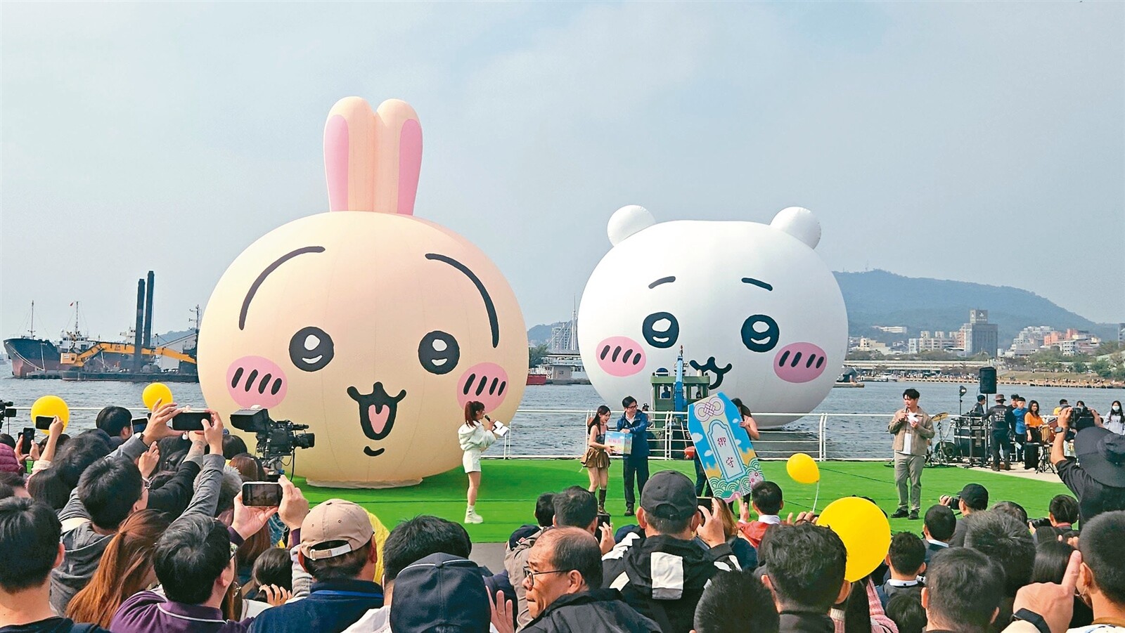 高雄市長陳其邁遞上民眾的祈福卡及平安御首,祝福吉伊卡哇出航順利。記者王勇超/攝影