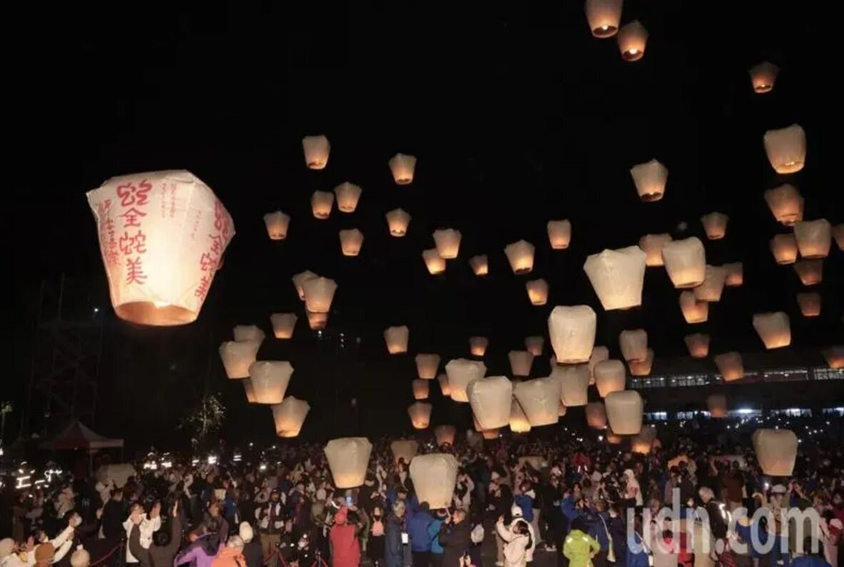 新北市政府昨晚在平溪國中舉辦天燈節活動,20呎金蛇主燈和民眾施放的天燈一起緩緩升空。聯合報系資料照片