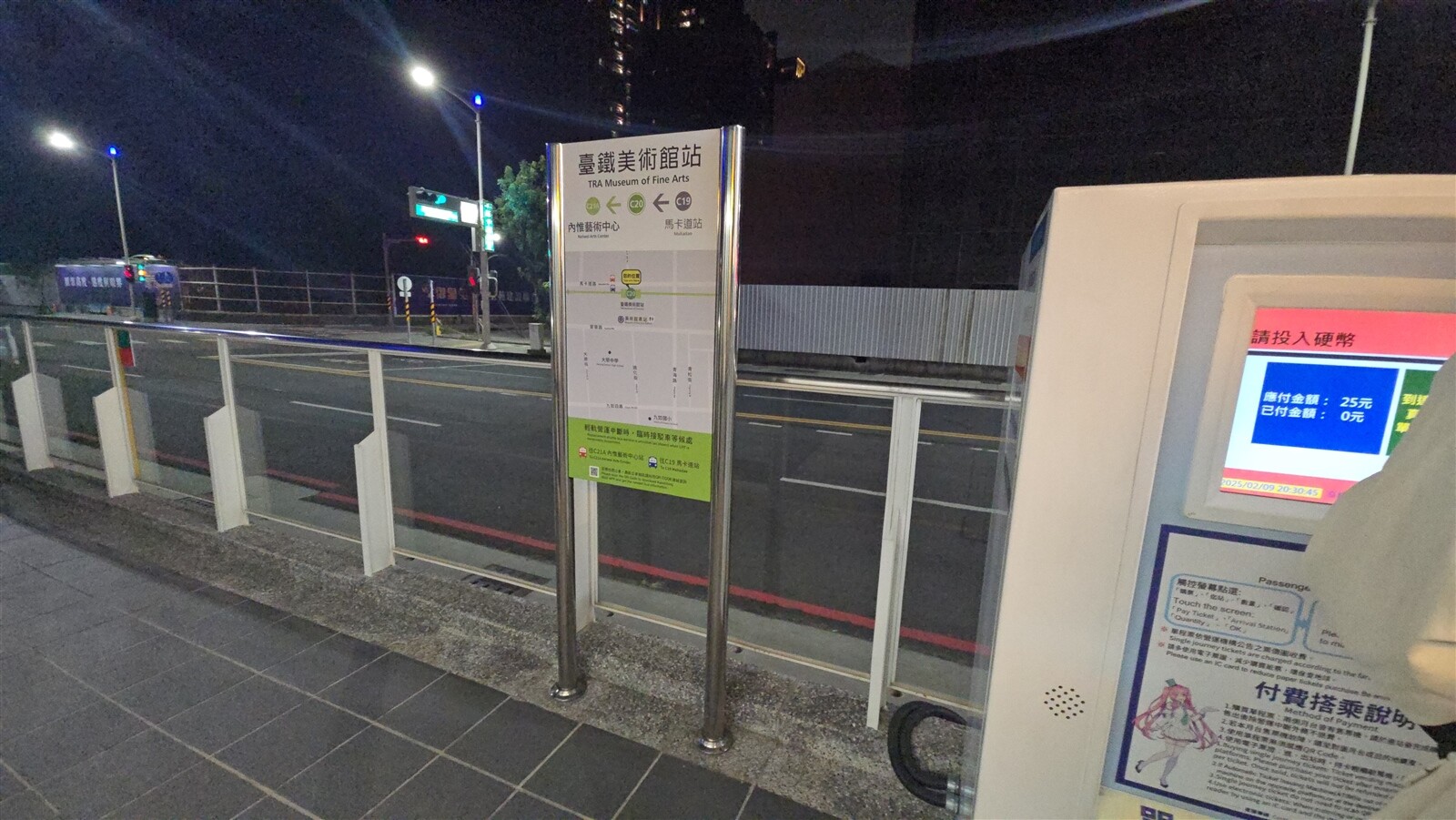 高雄傳出有人利用輕軌「台鐵美術館站」的站牌鋼管按摩背部,引起網友討論。記者王勇超/攝影