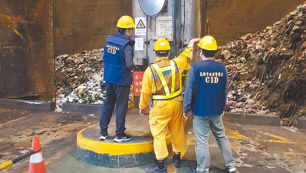 高雄市刑警大隊會同環保局人員9日至仁武焚化爐進行擴大搜索,但垃圾堆好幾公尺深,且時隔多日,如大海撈針。圖/讀者提供