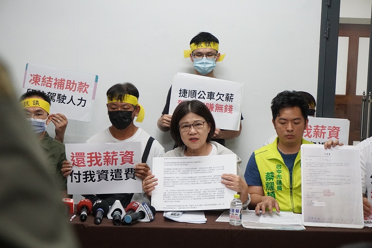 台中市議員張芬郁(中)呼籲市府,在撥付補貼款同時,約束業者優先給付薪資。圖/張芬郁提供