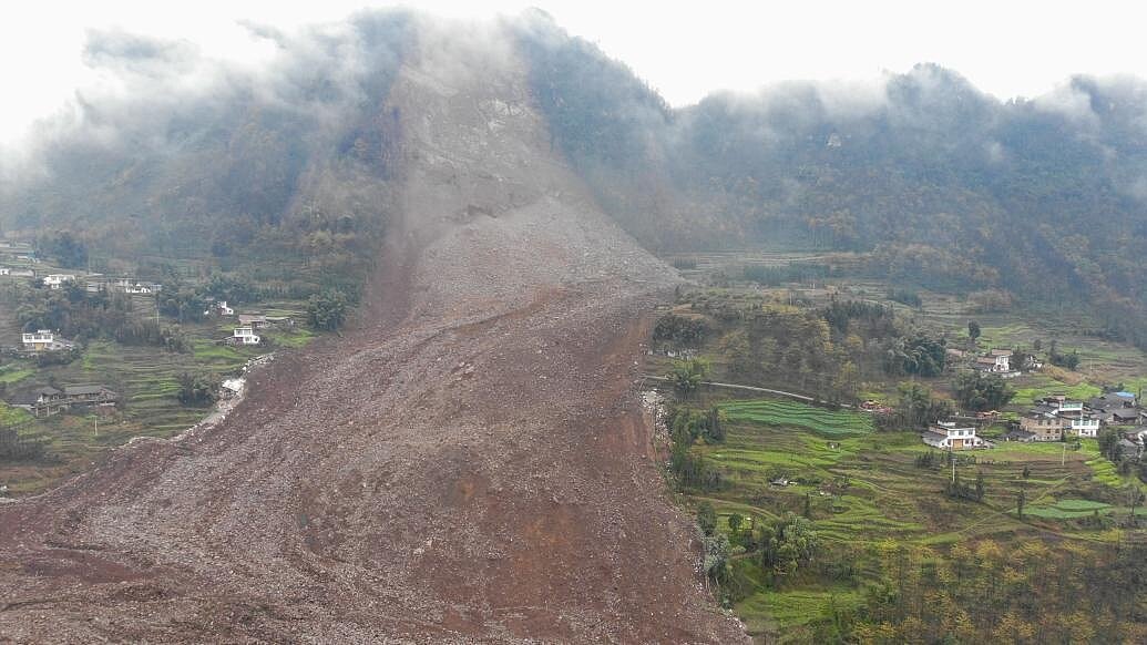 大陸四川宜賓市筠連縣沐愛鎮金坪村8日上午11點50分左右發生山崩，根據官方通報，截至8日深夜24時，共造成10戶民房、1戶生產用房被掩埋，至少造成29人失聯。圖／新華社