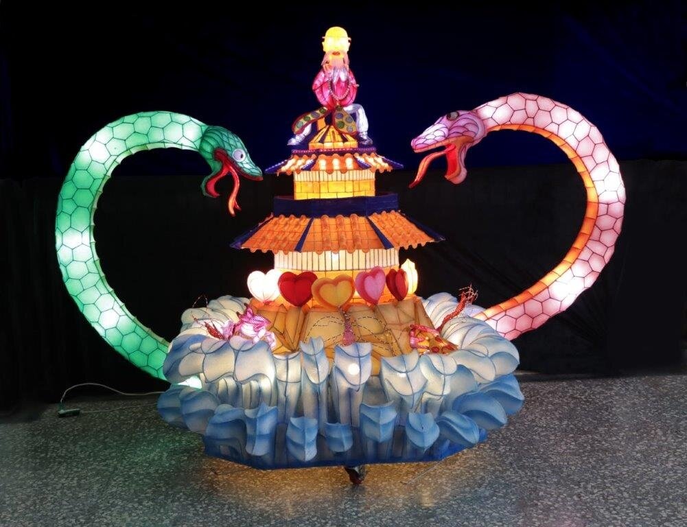 台北燈節優等作品「蛇髮魔女美杜莎魅惑天下」發想於希臘神話中,蛇髮魔女魅惑動人之石像。圖:北監提供