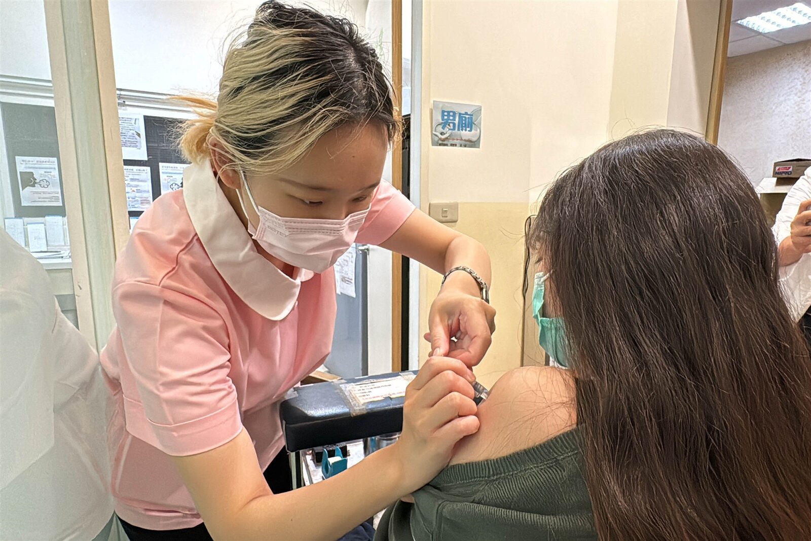 藝人大S流感猝逝,國內公費流感疫苗打氣暴增。衛福部疾管署表示,今年10月開打的流感疫苗,會由現行的四價疫苗,改為最新的三價疫苗,整體採購數量將達700萬劑左右,創下歷年新高。本報資料照片