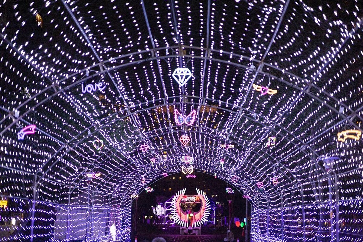 「2025台灣燈會在桃園-桃園區燈區亮麗登場」。圖/桃園區公所提供