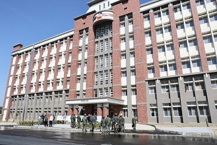 陸軍砲兵訓練指揮部關廟湯山營區視察。圖／南市府提供