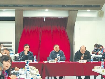 
新北市長侯友宜（中）10日率市府團隊到新北市樹林、土城區辦理行動治理座談會，兩地里長都積極爭取大巨蛋。（柯毓庭攝）
