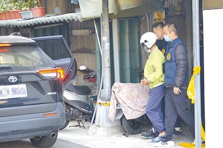 高雄檢警10日將張嫌(右二)借提至其住家進行勘驗。(任義宇攝)