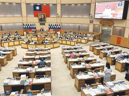 新北市果菜公司及捷運公司董事長及總經理無須至議會列席報告及備詢,民進黨議員建議,市府可研議制定自治條例,使監督機制有明確法源依據。(本報資料照片)