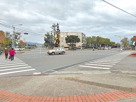 
宜蘭轉運站周邊有校舍路平交道、宜蘭火車站、陽明交通大學附設醫院，交通動態複雜，不論是行人穿越馬路或車輛停等、行駛紅綠燈，皆反應綠燈太短、紅燈太長。（吳佩蓉攝）
