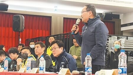 
新北市長侯友宜（前右一）10日率市府團隊到樹林、土城辦理行動治理座談會。（柯毓庭攝）
