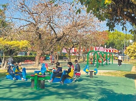 
南投縣中興新村兒童公園去年曾發生男童受傷意外，加上公園內遊具安全不符現行法規，國發會斥資600多萬元修繕，10日重新啟用。（楊靜茹攝）
