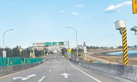 
新竹市2024年固定測速照相取締件數10日出爐，取締王在東西向快速道路台68線往南寮端榮濱路閘道口，共計開出3337張罰單。（陳育賢攝）
