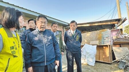 
台南市長黃偉哲（左二）10日到楠西區視察南區水資源分署眷屬宿舍修繕狀況。（張毓翎攝）
