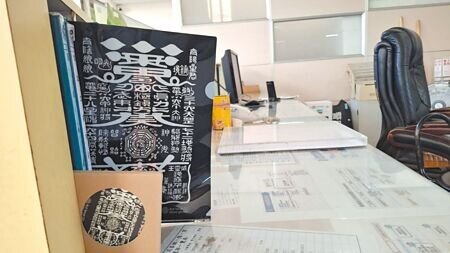 台南市普濟殿燈會推出的文創商品,其中黑令旗文書夾、杯墊被認為是警消、醫療職場擋災法器,放在值班台很有用。(程炳璋攝)