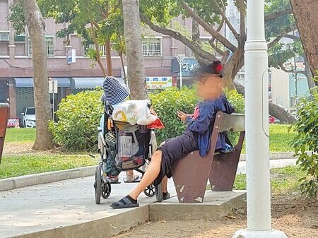 衛福部統計截至去年10月,高雄市長照居家服務單位高達1396個,為全台最高;高市衛生局指出,目前高雄已有21個行政區達飽和,並不再開放設立新的長照機構。(紀爰攝)