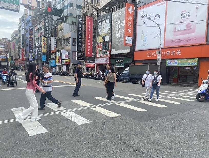 桃園市去年建置100處租賃式科技執法,希望降低交通事故發生。今年1月警方視數據滾動修正,35處地點科技執法「搬家」。圖/記者周嘉茹翻攝