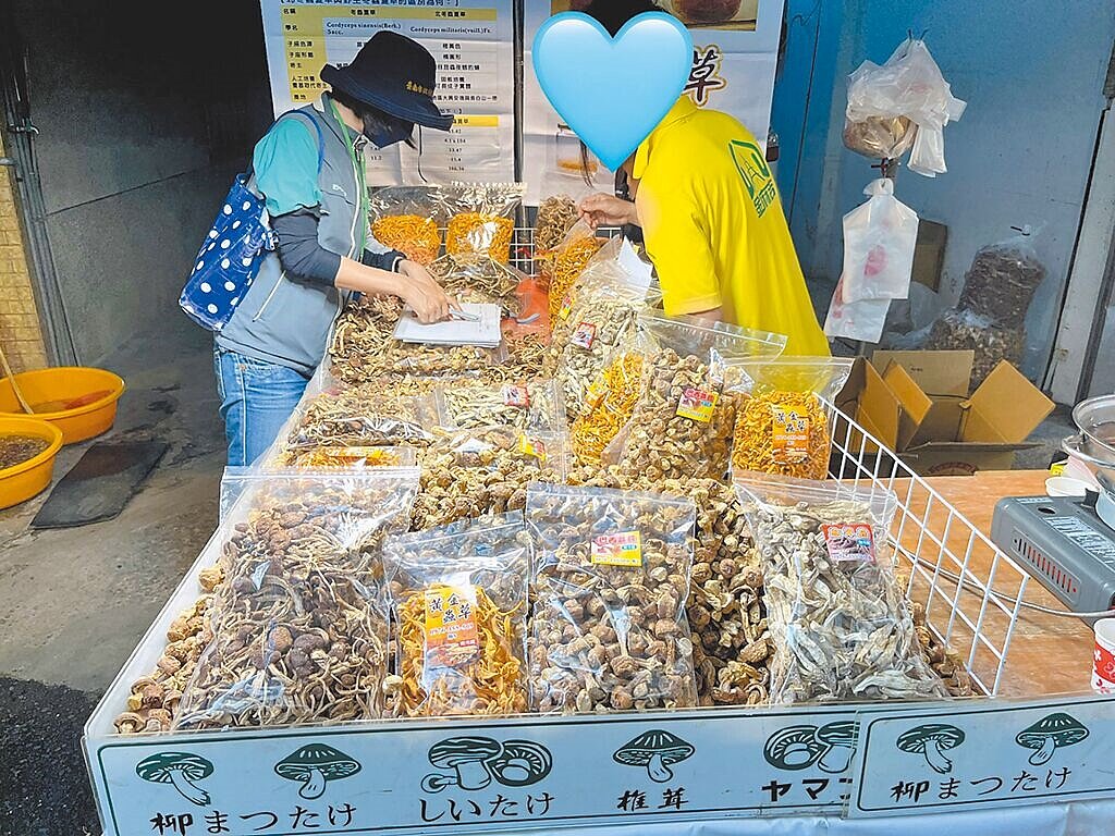 台南市政府衛生局配合食品藥物管理署執行市售食品重金屬監測時,發現蕭姓攤商販售的巴西蘑菇重金屬鎘含量超標。圖/台南市政府衛生局提供