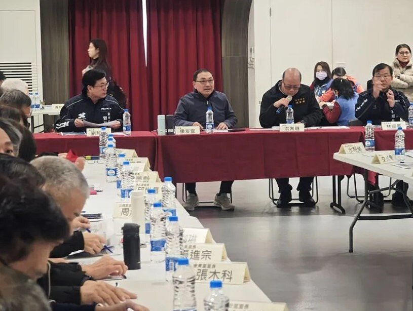 新北市長侯友宜到樹林、土城區辦行動治理座談,議員關注捷運樹林線往東方向CQ880B區段拆標後已流標2次,質疑樹林線蓋好也難往北市通車。圖/記者李定宇攝影