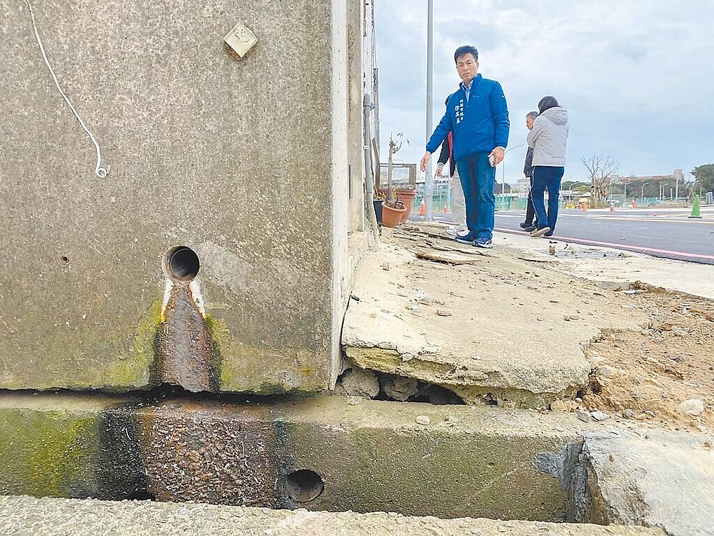 桃園市大園區公辦「菓林市地重劃」，既有社區住戶反映，公共設施影響出入、路面品質不良及施工造成房屋受損。圖／徐其萬提供
