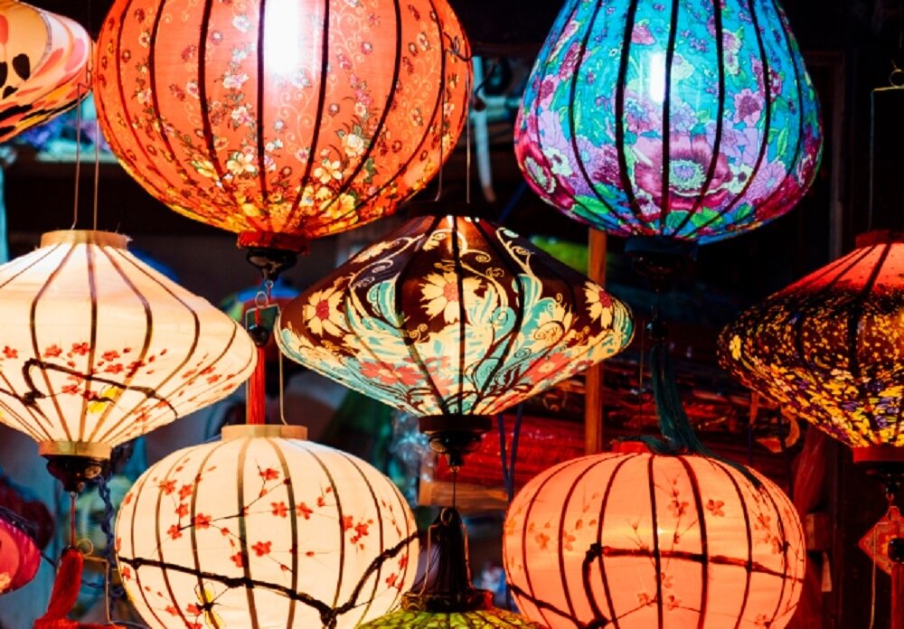 元宵節當天人們會賞燈、猜燈謎、提燈籠、吃元宵。。示意圖:截自freepik