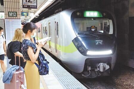 圖為民眾搭乘台鐵區間車情形。(本報資料照片)