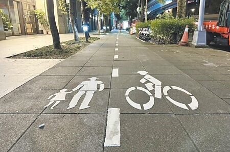 
台北市政府自去年7月起祭出YouBike違規記點新制，盼以此提高YouBike使用者的安全騎乘意識，並落實「行人優先」理念。圖為行人與自行車人車共道。（本報資料照片）
