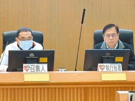 
新北市長侯友宜（左）11日主持道安會報，他指出機車族、高齡者及青少年無照駕駛仍是新北市交通事故高風險族群，列為交通防制重點。（高鈞麟攝）
