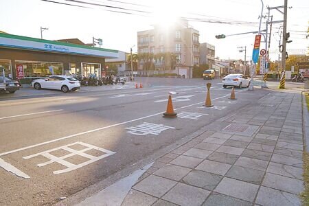 員林市公所在「垃圾車專用」車格擺設三角錐、告示牌等提醒市民勿在垃圾收運時間內違規停車。(葉靜美攝)
