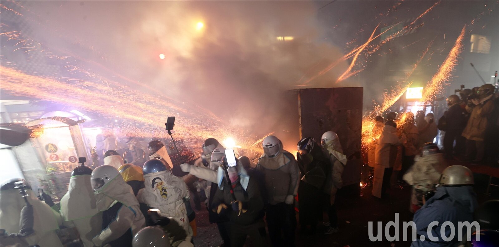 一年一度的台南鹽水蜂炮今、明2天登場,今年鹽水蜂炮適逢平日,但今晚小鎮仍然湧入萬人前來體驗「犁蜂炮」的震撼場面。記者劉學聖/攝影