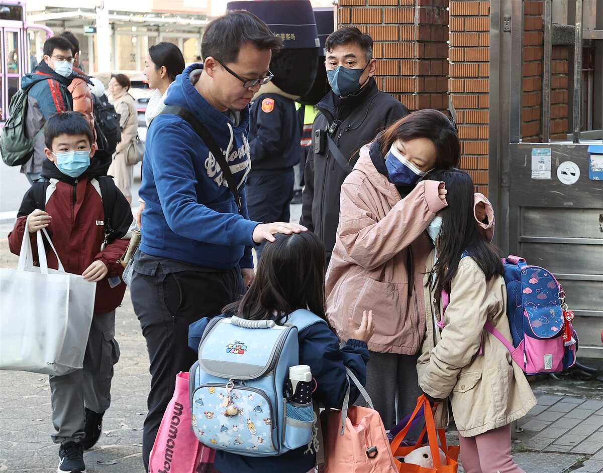 113年度第二學期昨天開學，學童紛紛戴上口罩步入校門。記者侯永全／攝影 