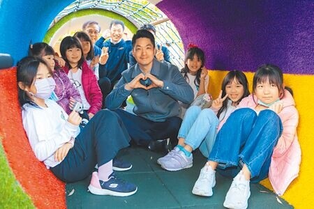 
台北市長蔣萬安（中）11日赴銘傳國小出席113學年度第2學期開學日，與學童共同體驗共融遊戲場。（郭吉銓攝）
