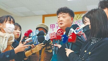 
高雄市議員吳銘賜（右二）11日回想起高雄分屍案張姓嫌犯，曾為申請低收補助到訪服務處，並留下親筆所寫的服務紀錄。（任義宇攝）
