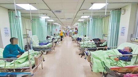 台南市各家醫院內部群組驚爆大醫院年後急診紫爆,病患超載,其中以台南市立醫院逼近300%最嚴重。(本報資料照片)