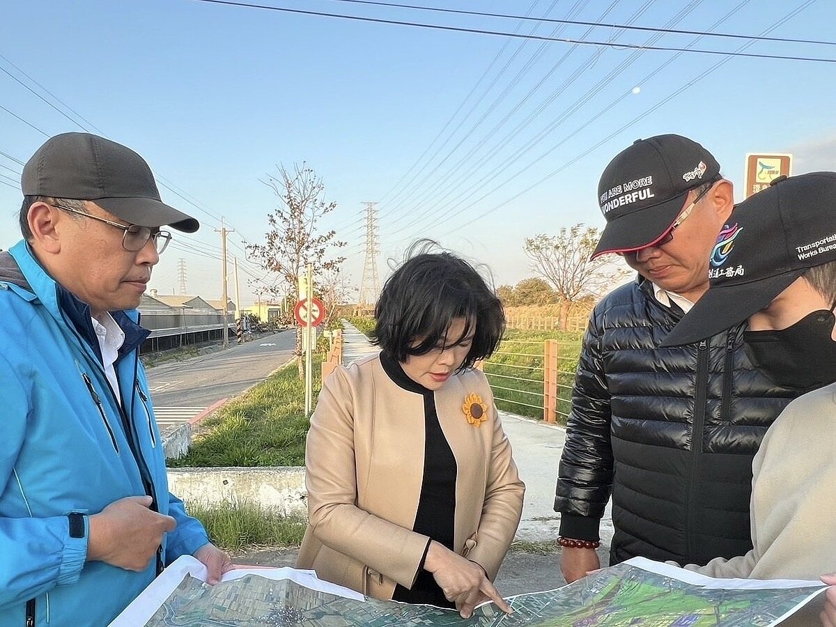 雲林縣長張麗善(左二)會勘北港溪右岸防汛道路與台78快速道路銜接可行性。圖/交通工務局提供