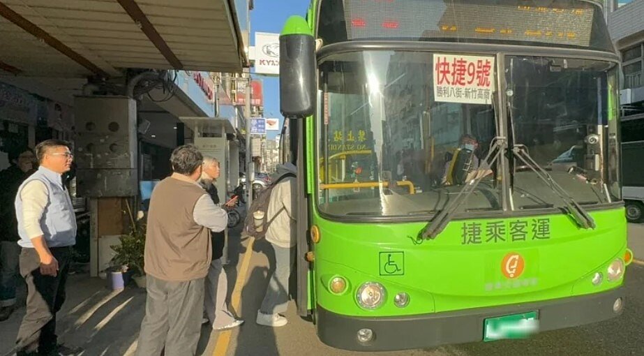 開學日竹縣新路線公車一早未發車,下午才調度代駛。圖/記者郭政芬翻攝