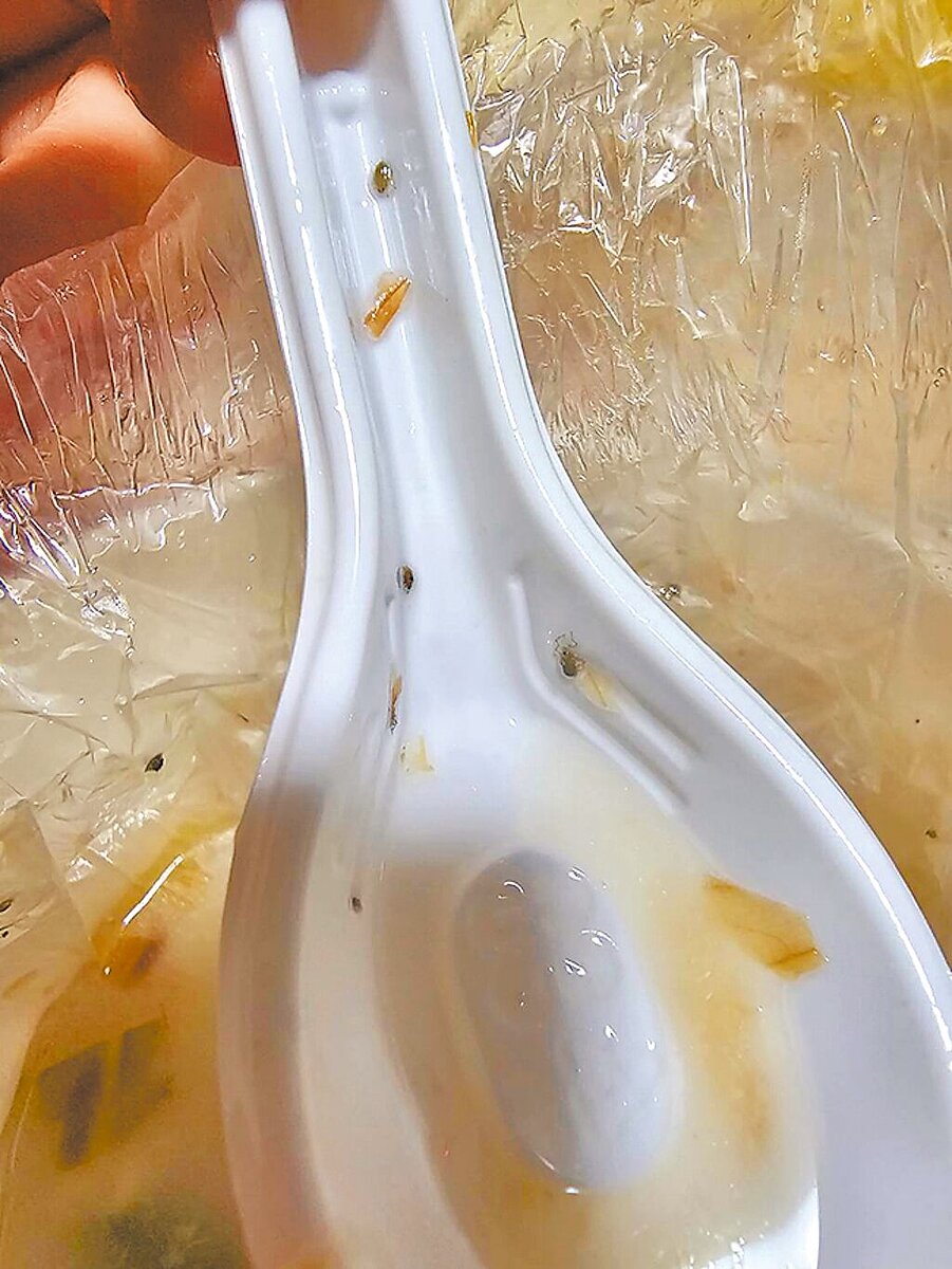 民眾近日透過外送平台點了北市「享之饌台南虱目魚」的虱目魚肉粥，驚見裡頭滿滿都是蟲。（翻攝自爆料公社）
