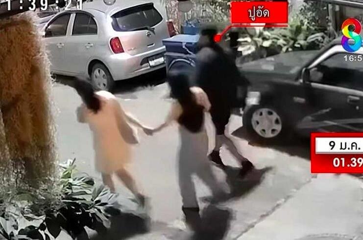 三人離開酒吧、在返回台女住宿處路上,看似相談甚歡。取自臉書(@泰國清邁象 Chiang MaiElephant)