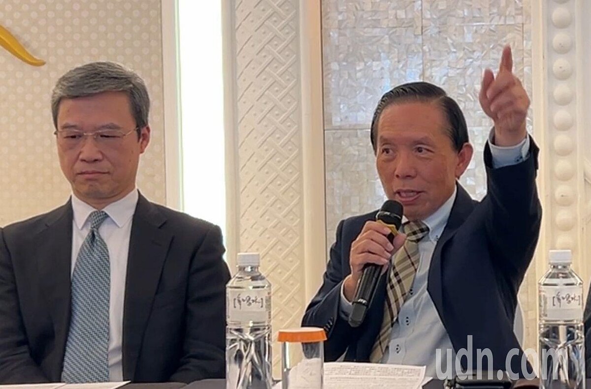 台中市建築經營協會理事長楊志鵬(右),與BSI東北亞區董事總經理蒲樹盛(左)。記者趙容萱/攝影