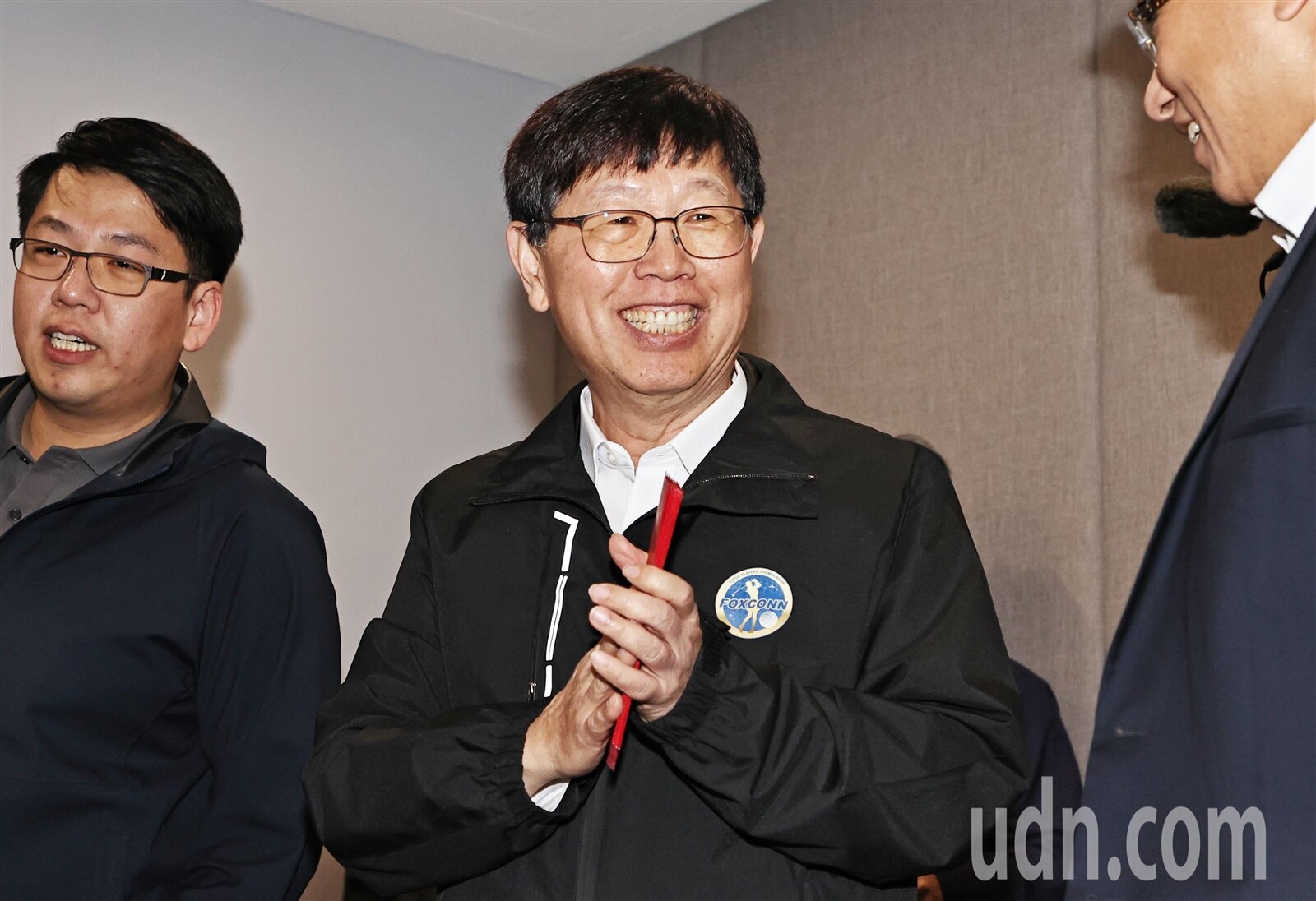 鴻海新春開工儀式,由董事長劉揚偉(中)親自主持。劉揚偉在團拜儀式結束後向大家拜年。記者杜建重/攝影