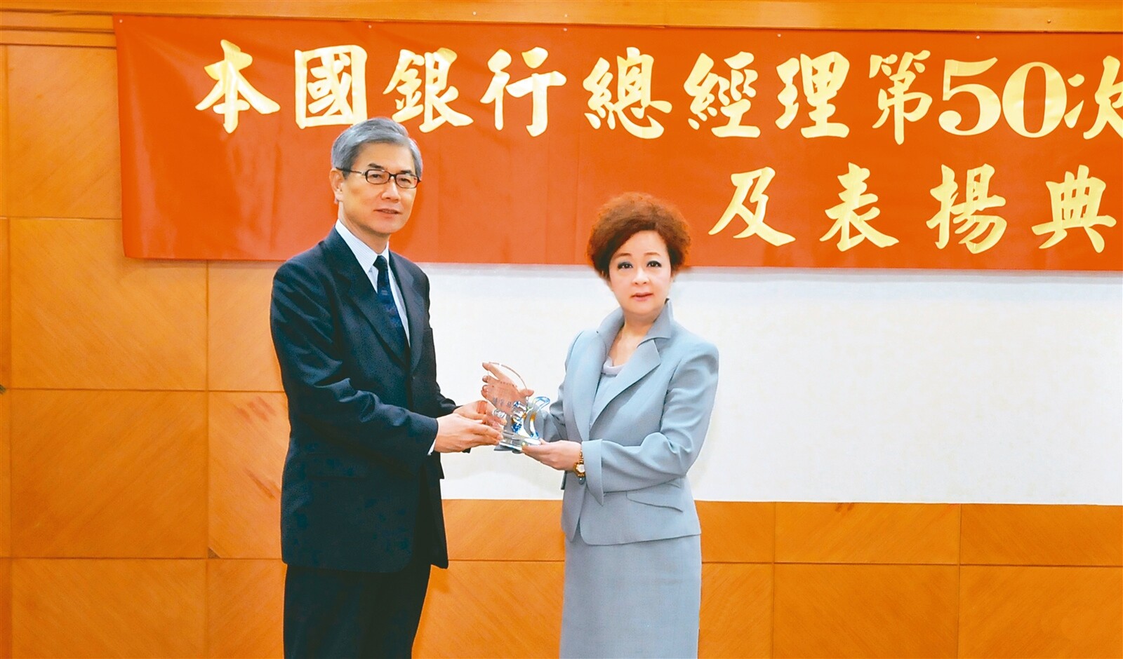 台企銀董事長劉佩真(右)因涉嫌浮報近百萬業務費遭新北地檢署約談,訊後以50萬交保候傳。圖/聯合報系資料照片